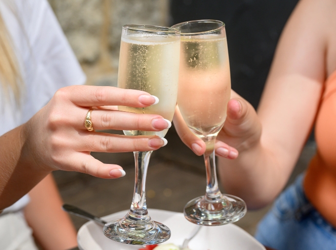 2 girls toasting glasses of champagne at mahogany creek inn