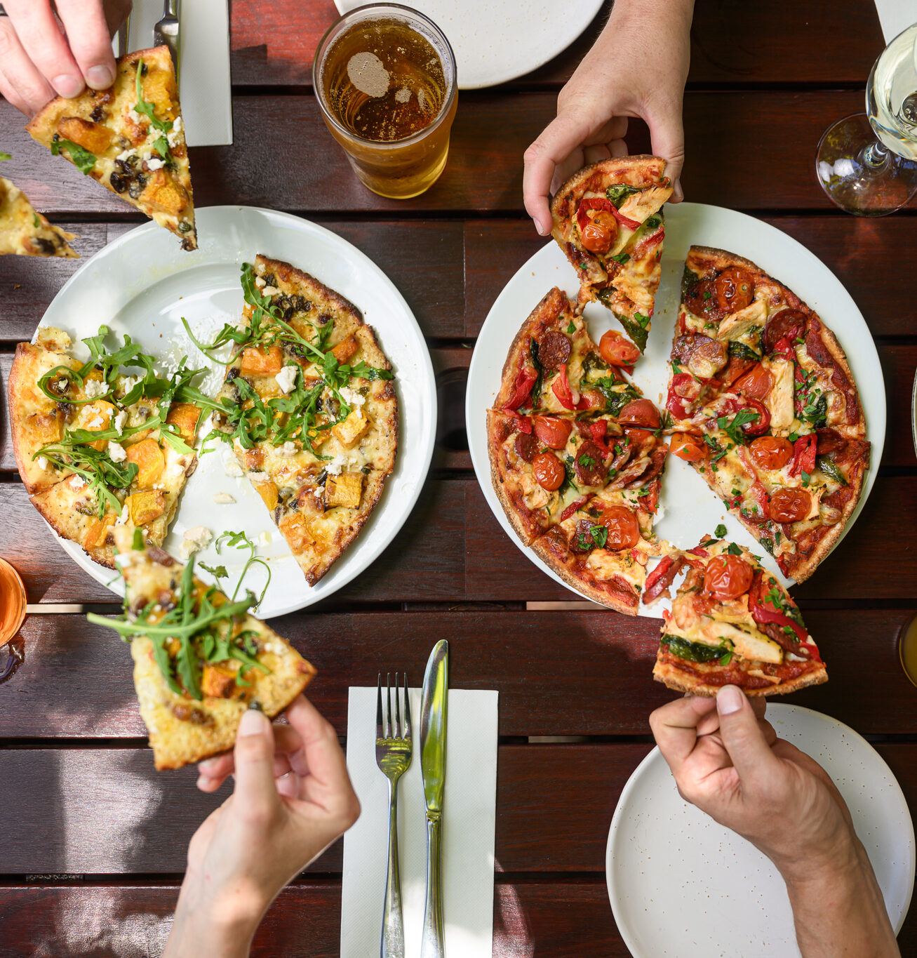 people sharing pizzas at mahogany creek inn